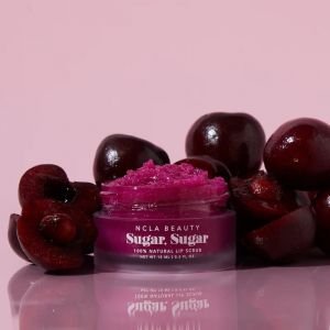 NCLA Sugar Sugar Black Cherry lūpų šveitiklis 15 ml