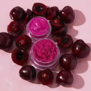 NCLA Sugar Sugar Black Cherry lūpų šveitiklis 15 ml