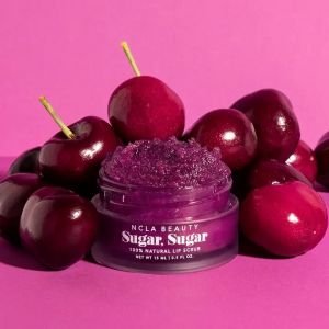 NCLA Sugar Sugar Black Cherry lūpų šveitiklis 15 ml